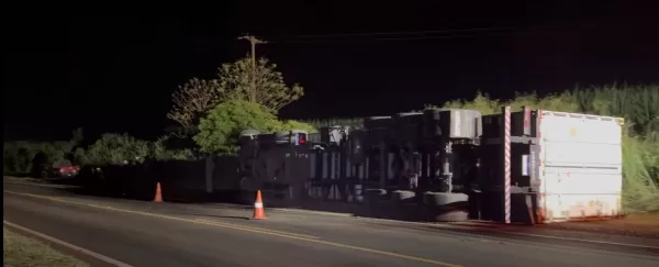 Carreta carregada com frango congelado tomba em curva da PR-092 e deixa motorista ferido em Andirá