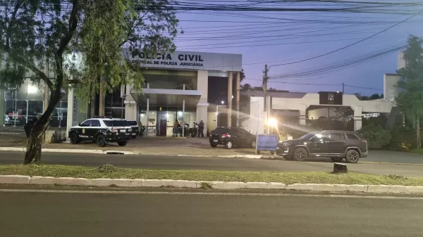 Mãe suspeita do envolvimento do filho com o tráfico, aciona a Polícia Militar e casal é preso em flagrante em Santa Cruz do Rio Pardo