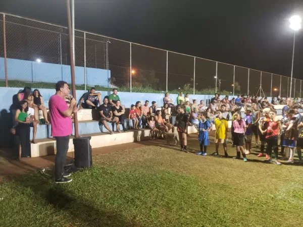 Prefeito Mário Rosa inaugura iluminação de LED no campo de futebol society Ary Pocay em Salto Grande