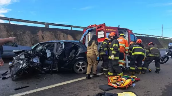 Colisão frontal na SP-127 em Tatuí mata mulher e deixa homem ferido
