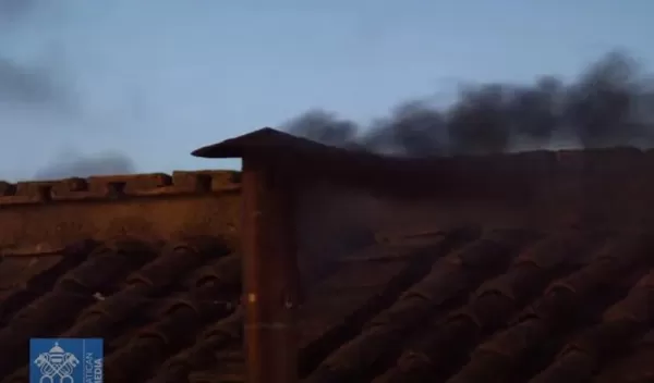 Fumaça preta no Vaticano e o novo Papa ainda não foi escolhido; conclave continua nesta quinta-feira, 8