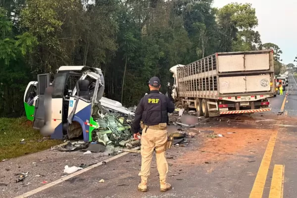 Acidente entre micro-ônibus e carreta deixa mais de 20 mortos e cinco feridos no Paraná