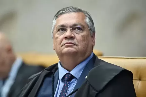 Flávio Dino determina suspensão de “penduricalhos” ilegais e dá 60 dias para revisão de supersalários no serviço público