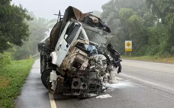 Acidente entre carretas, caminhão e carro deixa um morto e dois feridos na Raposo Tavares em Paranapanema