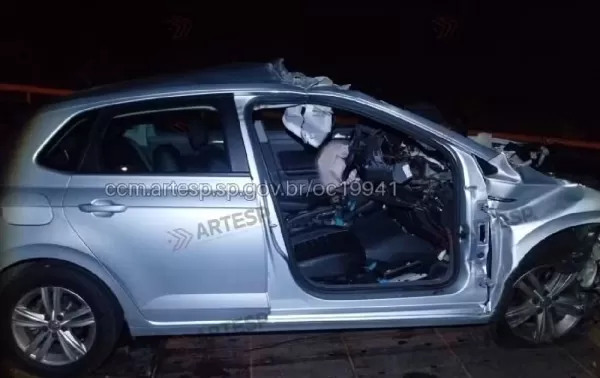 Irmãos batem carro na traseira de carreta na SP-255; um deles morreu e outro ficou ferido