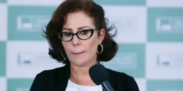 Carla Zambelli voltará a receber faltas na Câmara após fim de licença e pode perder mandato