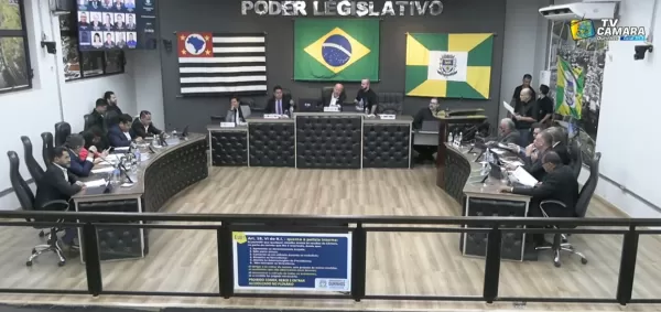 Na última sessão do ano, Câmara de Ourinhos vota aumento no número de vereadores, aprova reajuste salarial de mais de 100% e criação de 13º