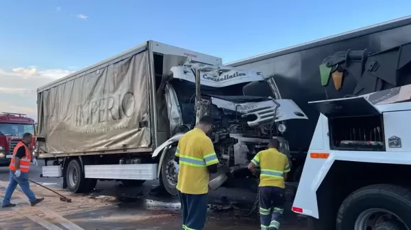 Acidente entre caminhões deixa dois feridos na Rodovia Marechal Rondon, em Bauru