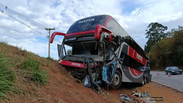 Acidente fatal em Itapetininga deixa dois mortos e três feridos na Rodovia Raposo Tavares