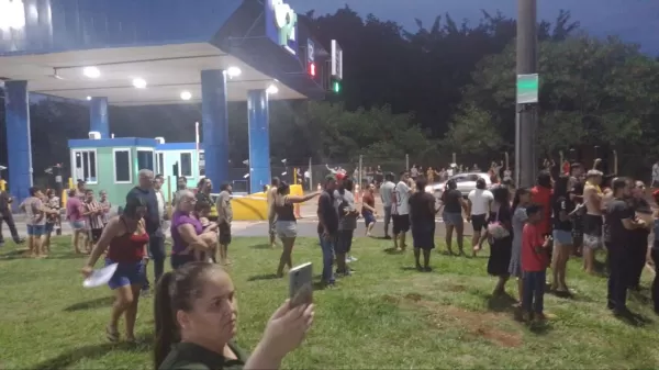 Moradores de Marques dos Reis protestam contra retomada de cobrança de pedágio na divisa com Ourinhos