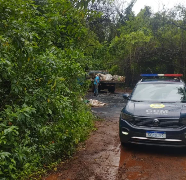 GCM flagra três homens queimando cerca de 200 kg de fios em área de mata em Ourinhos; dono da carga é preso por receptação