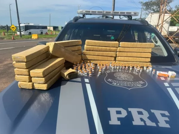 PRF apreende 22 kg de maconha e mais de 300 ampolas de emagrecedores e prende quatro na BR-153 entre Ourinhos e Jacarezinho