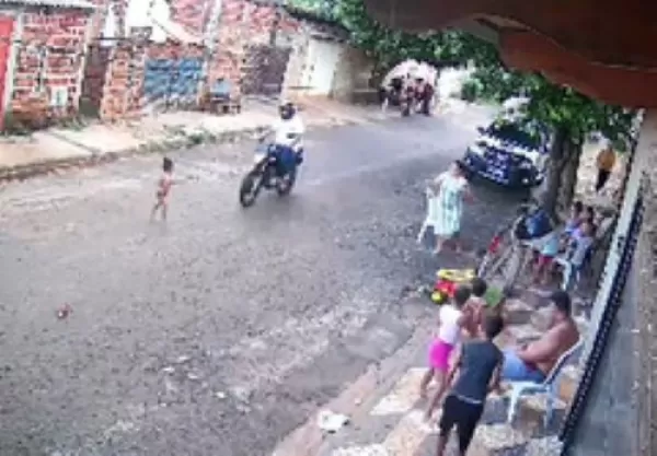 Vídeo: Criança de 2 anos é atropelada por moto em Lins e motociclista foge do local