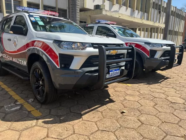 Homem é preso em flagrante por tráfico de drogas após tentar fugir da polícia em Canitar