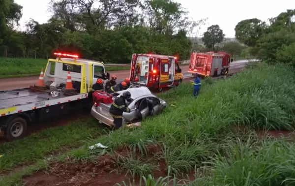 Motorista e passageiro ficam feridos após carro bater em caminhão na SP-304