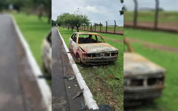 Carro pega fogo e fica totalmente destruído após discussão de casal em Ourinhos