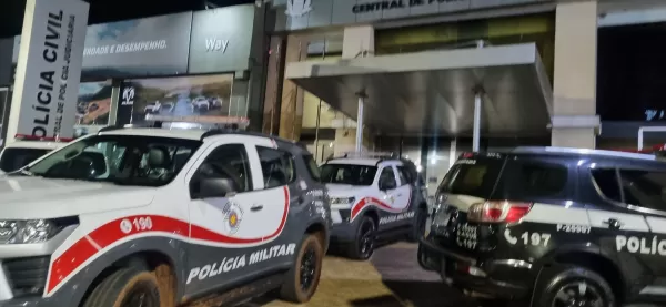 Dois adolescentes são apreendidos por suspeita de tráfico de drogas na Avenida Luís Saldanha Rodrigues, em Ourinhos