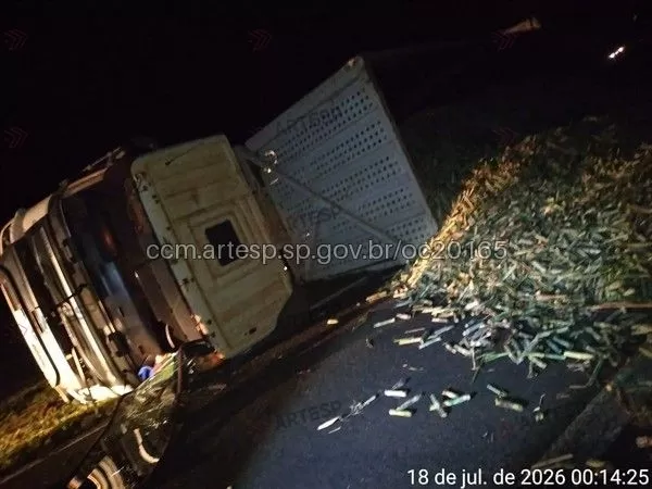 Caminhão carregado com cana-de-açúcar tomba em alça de retorno na SP-280, em Águas de Santa Bárbara
