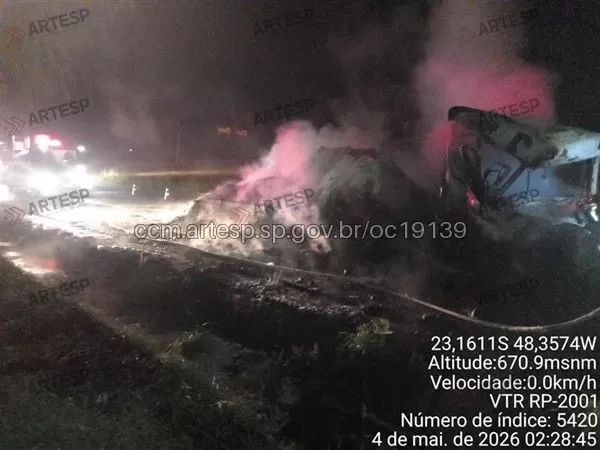 Colisão entre caminhões seguida de incêndio interdita Rodovia Castello Branco em Bofete