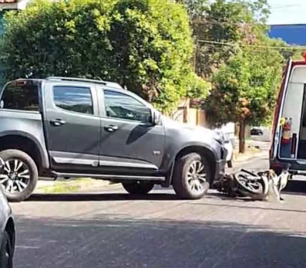 Motociclista fica ferida em colisão com caminhonete em Ourinhos