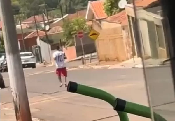 Homem é preso na rodoviária após tentativa de feminicídio em São Pedro do Turvo; vítima foi atingida por cinco facadas