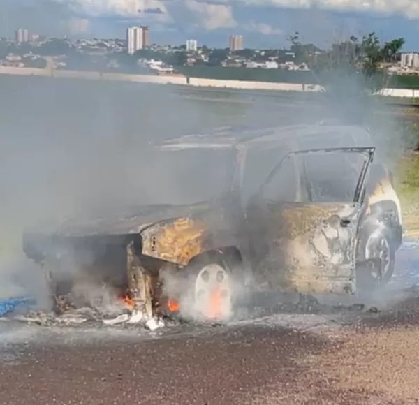 Jeep Renegade fica completamente destruído após incêndio em Ourinhos