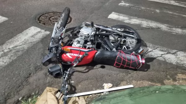 Motociclista fica ferido após colisão com carro em cruzamento de Ourinhos