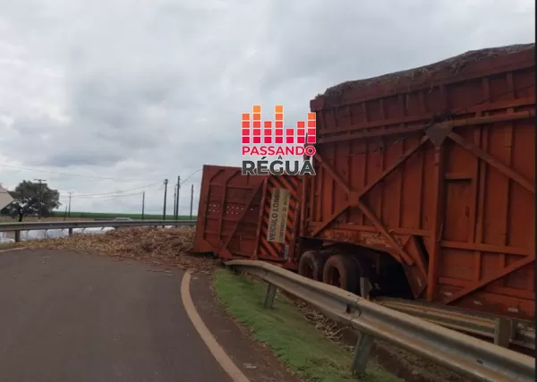 Carreta canavieira tomba em alça de acesso à Rodovia Raposo Tavares em Ibirarema