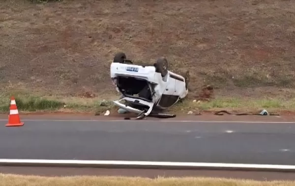 Carro capota na Rodovia Raposo Tavares em Ourinhos