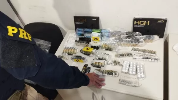 PRF apreende anabolizantes na BR-153, em Ourinhos, e prende passageiro em flagrante