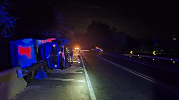 Caminhão com carga de sofás tomba na BR-369, entre Bandeirantes e Andirá