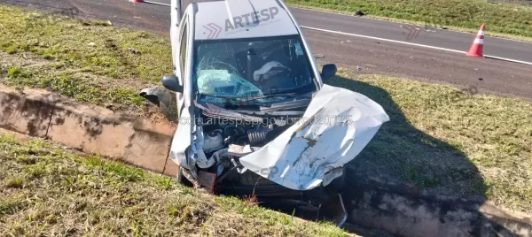 Colisão traseira entre utilitário e carreta deixa um ferido leve na SP-300, em Guarantã