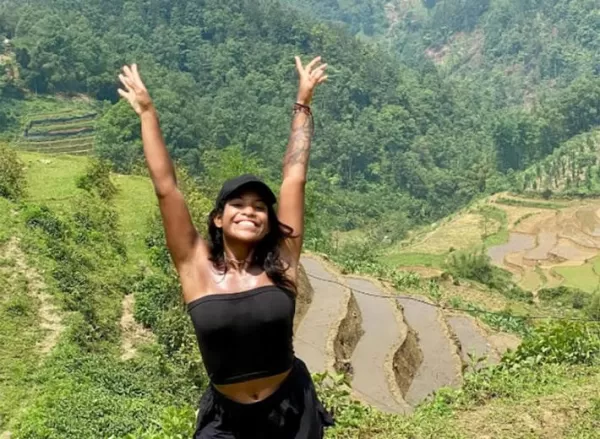 Laudo confirma que publicitária brasileira sobreviveu por mais de 30 horas após queda em trilha na Indonésia