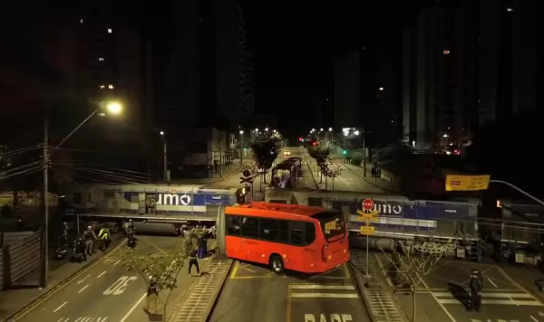 Grave colisão entre trem e ônibus deixa 11 feridos em Curitiba