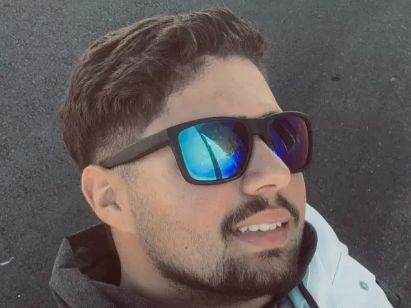 Motociclista de 20 anos morre após bater moto no carro da mãe e ser atropelado por trator entre Gália e Fernão