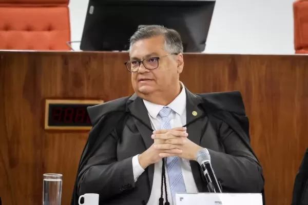 Dino suspende regra que definiu idade igual para aposentadoria de policiais homens e mulheres