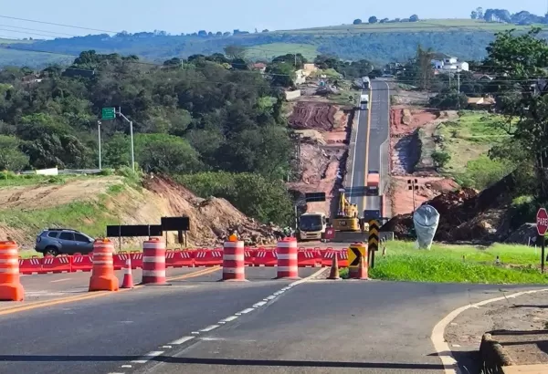 BR-153 tem operação de remoção de caminhão e nova interdição para detonação de rochas em Jacarezinho