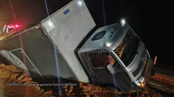 Motorista embriagado colide caminhão na SP-333 em Guarantã; ninguém se feriu