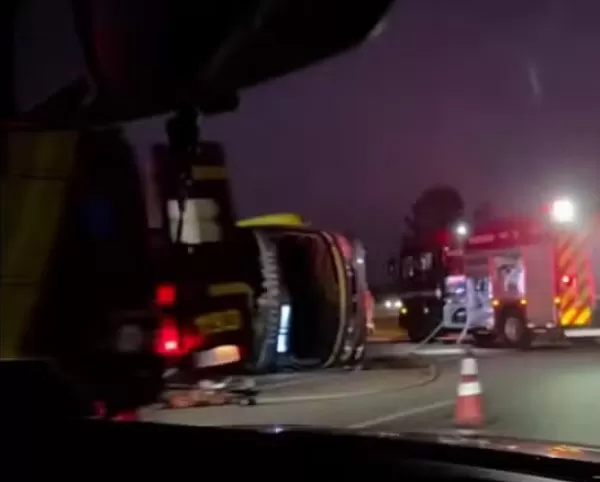 Ônibus tomba na Rodovia Raposo Tavares e deixa feridos