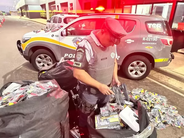 Polícia apreende mais de 1,8 mil simulacros de armas de fogo com passageiro de ônibus interestadual