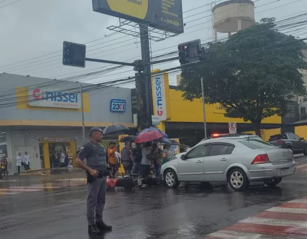 Motociclista fica ferido em acidente no centro de Ourinhos