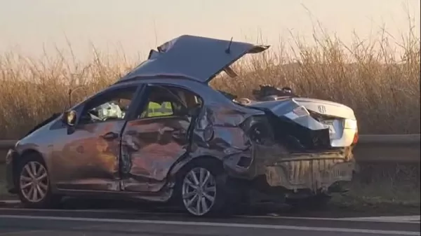 Duas pessoas morrem em acidente entre carro, ônibus e caminhão em Macatuba
