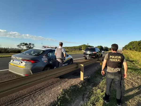 Policiais militares são presos suspeitos de desviarem parte de maconha apreendida em rodovia no interior de SP