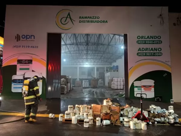 Barracão de defensivos agrícolas pega fogo na região 