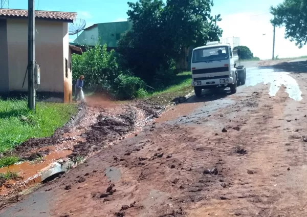 Após nova chuva, contenção evita avanço de lama no Pacheco Chaves em Ourinhos; barro invadiu casa