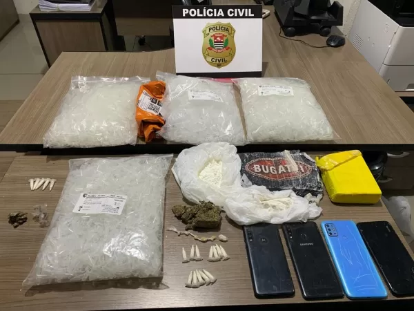 Ação conjunta das polícias Civil e Militar apreende mais de R$ 100 mil em drogas e prende quatro pessoas em Santa Cruz do Rio Pardo