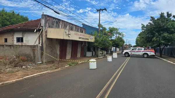 Defesa Civil interdita imóvel abandonado com risco de desabamento na Vila Odilon, em Ourinhos