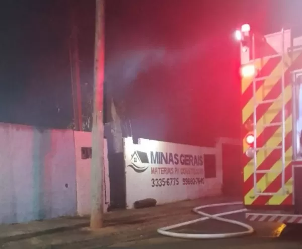 Incêndio destrói casa de madeira em Ourinhos