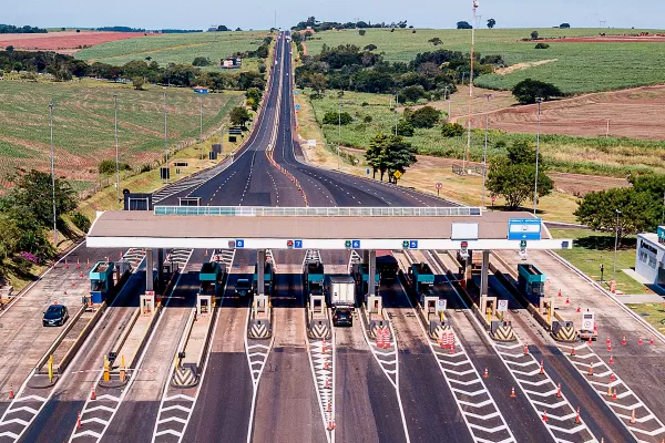 Concessionária flagra motoristas fugindo de pedágio na SP-270 em Palmital durante operação conjunta com a Polícia Rodoviária