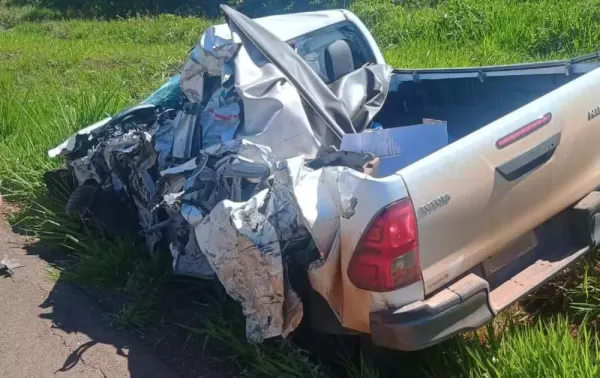 Motorista de caminhonete morre após colisão frontal com carreta na SP-321, entre Bauru e Iacanga